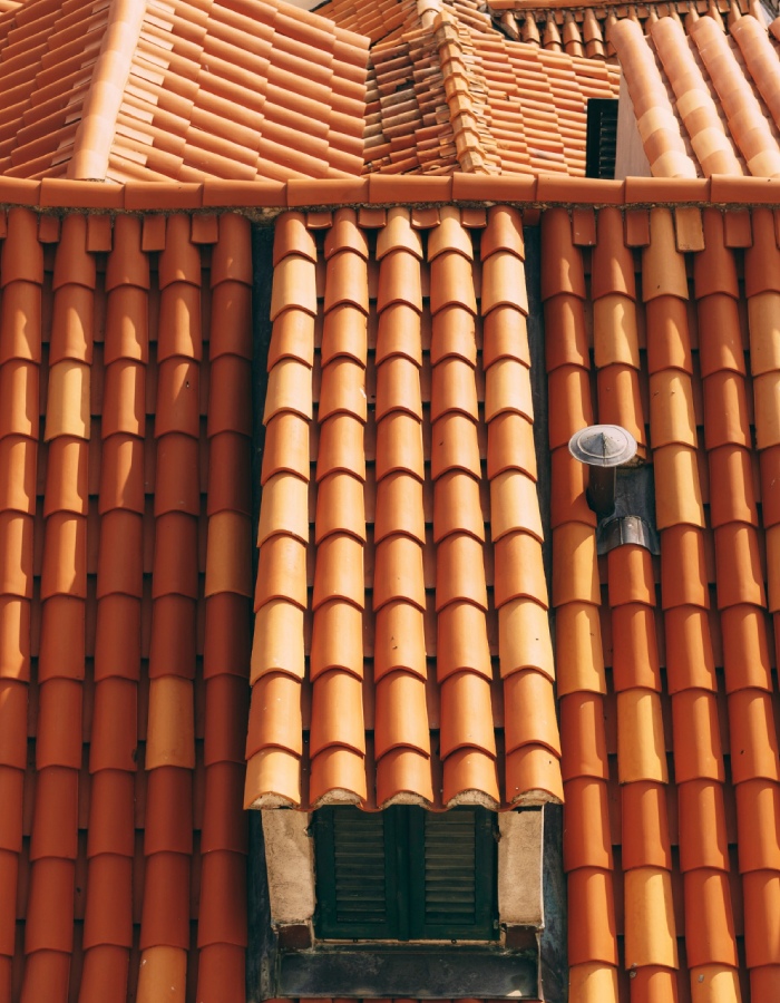 Toiture en tuiles terre cuite avec lucarne et raccords d’étanchéité