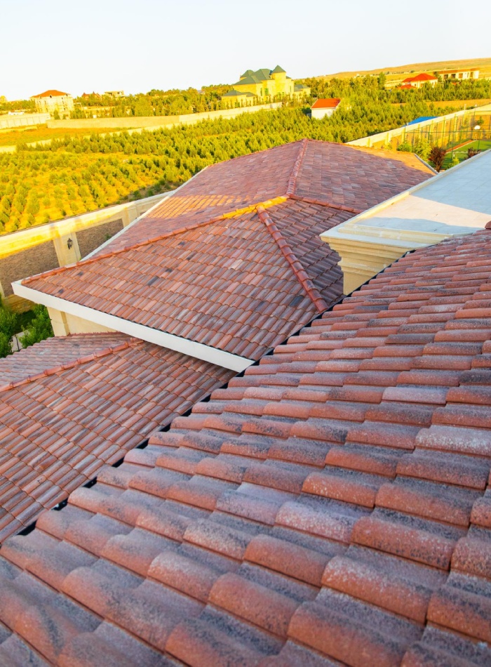 Vue d’ensemble d’une toiture en tuiles terre cuite avec arêtiers et lignes de faîtage