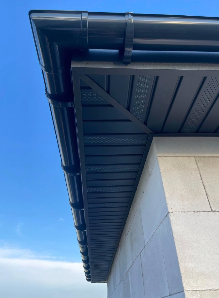 Gouttière et sous-face de toiture avec finitions aluminium et protège-rives