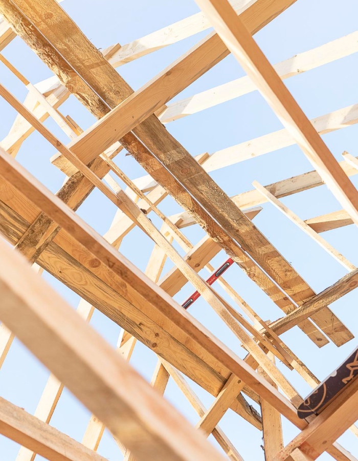 Ossature de charpente en bois en cours de montage, vue depuis le dessous