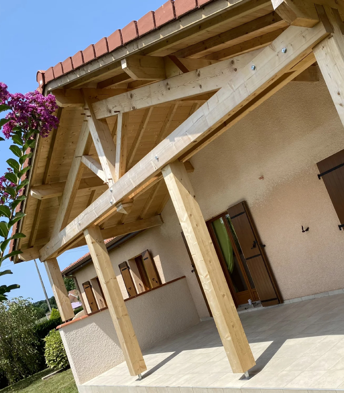 Charpente en bois terminée pour une terrasse couverte réalisée par Soulé Bâtiment