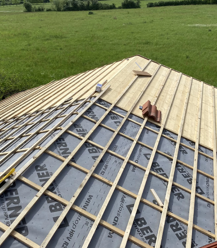 Pose de la sous-toiture et du support en bois avant la couverture par Soulé Bâtiment
