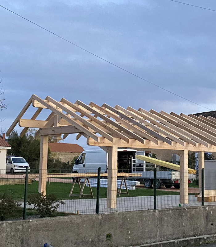 Construction d’une charpente traditionnelle en bois par Soulé Bâtiment