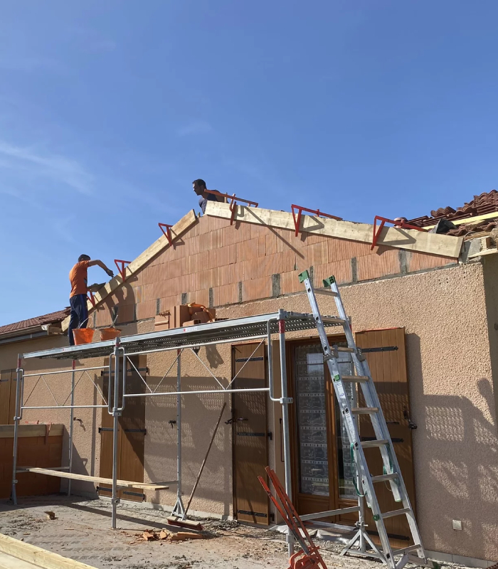 Travaux de maçonnerie pour la surélévation d’un mur de maison réalisés par Soulé Bâtiment