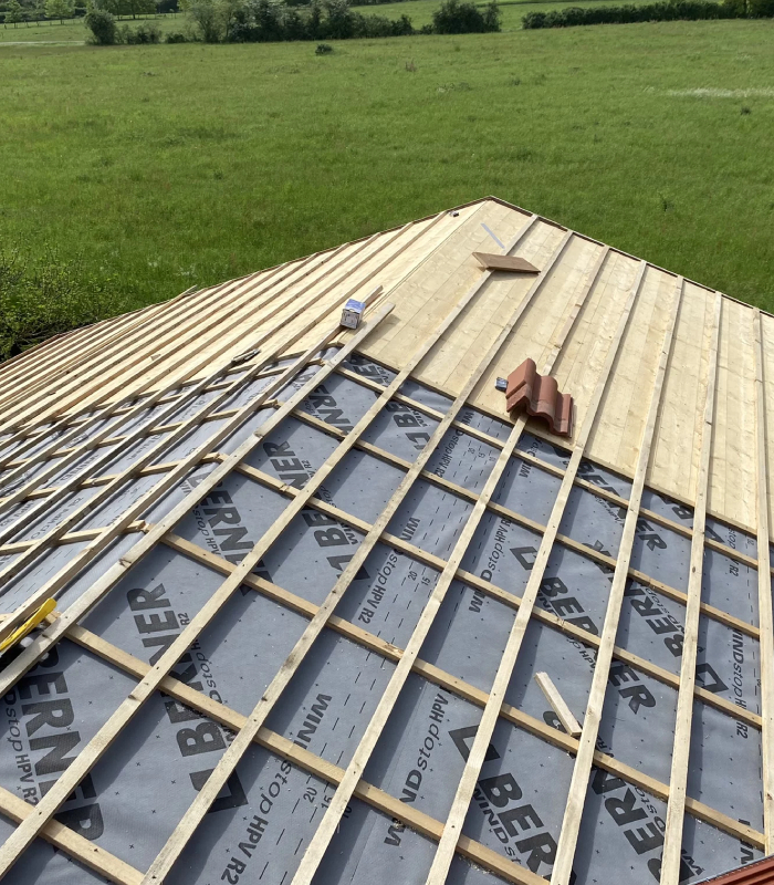 Pose d’un écran de sous-toiture et du support en bois avant couverture par Soulé Bâtiment