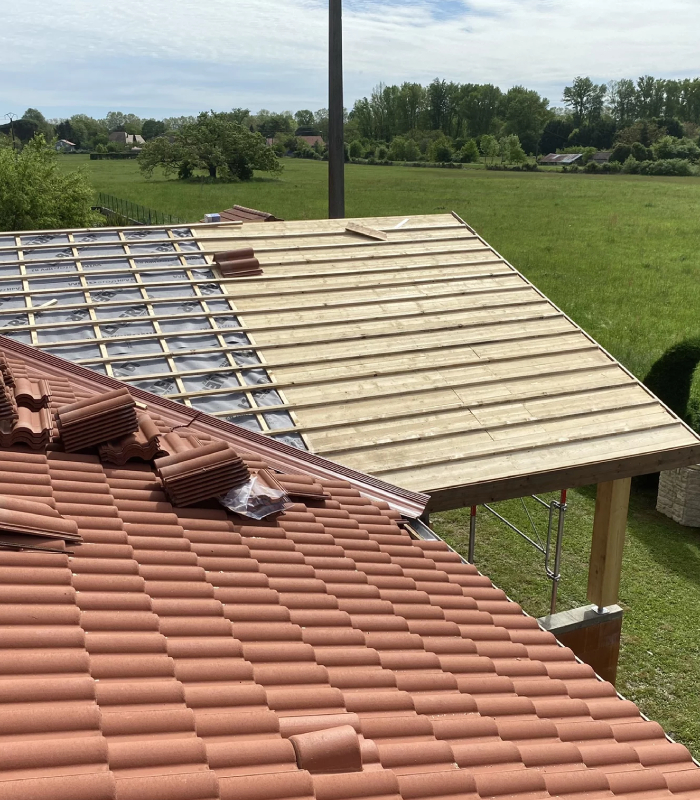 Réalisation d’une extension de toiture en bois avec pose de tuiles par Soulé Bâtiment