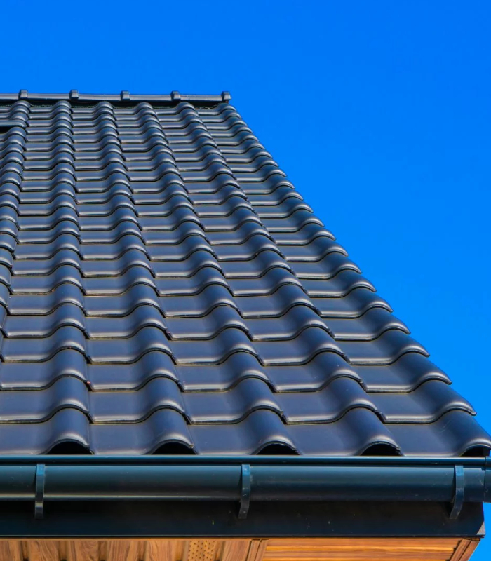 Toiture en tuiles avec gouttière métallique installée par Soulé Bâtiment