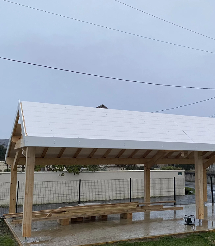 Construction d’un abri en charpente bois avec préparation de la toiture par Soulé Bâtiment