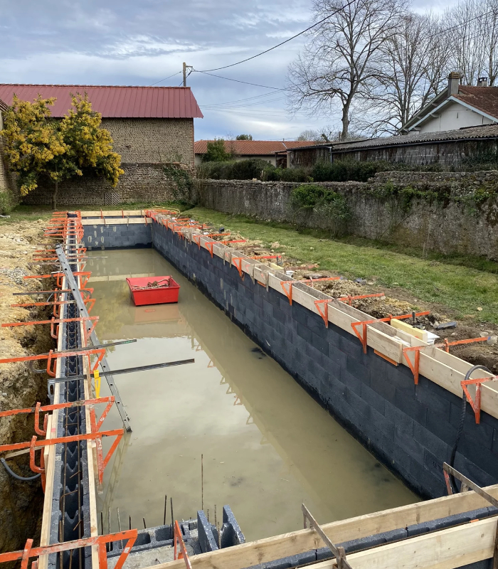 Construction et coffrage des parois d’une piscine maçonnée par Soulé Bâtiment