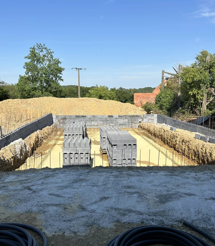 Terrassement et préparation des fondations avant la construction d’une piscine par Soulé Bâtiment