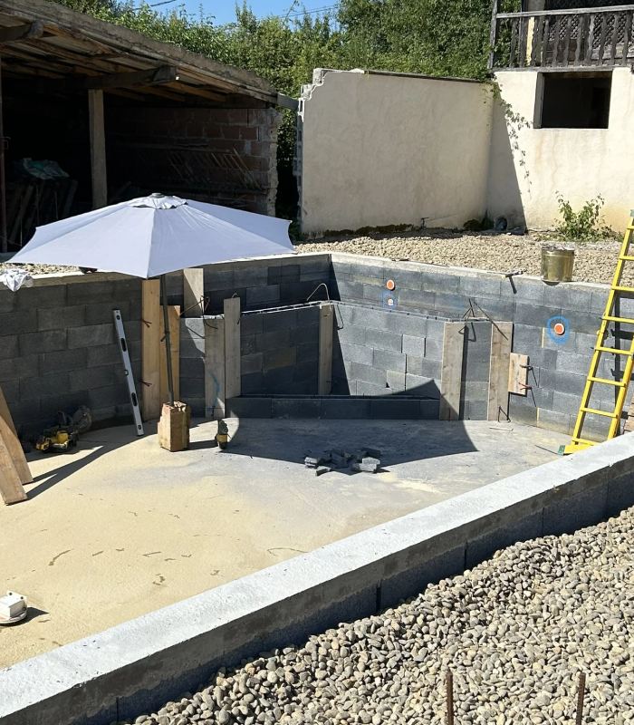 Construction des parois en blocs à bancher d’une piscine maçonnée par Soulé Bâtiment